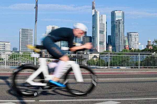 Die Triathlon-EM über die Langdistanz findet 2027 vor der Frankfurter Skyline statt. (Archivbild)