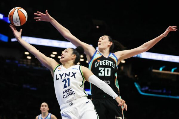 Die New York Liberty um Star-Spielerin Breanna Stewart haben sich in der ersten Playoff-Runde durchgesetzt.
