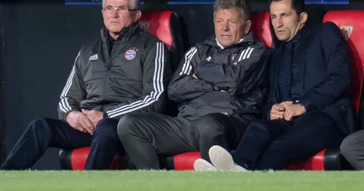 Jupp Heynckes (l) trauert um seinen damaligen Co-Trainer Peter Hermann (M). (Archivbild)