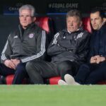 Jupp Heynckes (l) trauert um seinen damaligen Co-Trainer Peter Hermann (M). (Archivbild)