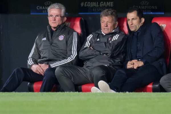 Jupp Heynckes (l) trauert um seinen damaligen Co-Trainer Peter Hermann (M). (Archivbild)