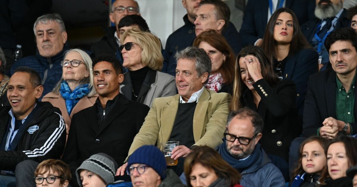 Hollywood-Star Hugh Grant (M) besuchte bereits ein Spiel von Como 1907. (Archivbild)