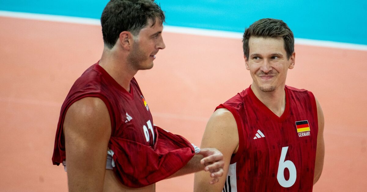 Volleyballer Johannes Tille (r) fällt für den Rest der EM aus. (Archivbild)