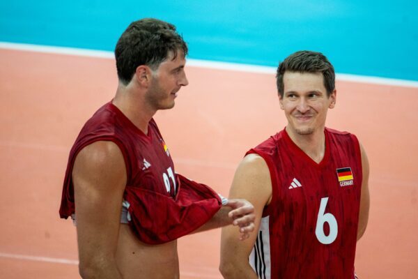 Volleyballer Johannes Tille (r) fällt für den Rest der EM aus. (Archivbild)