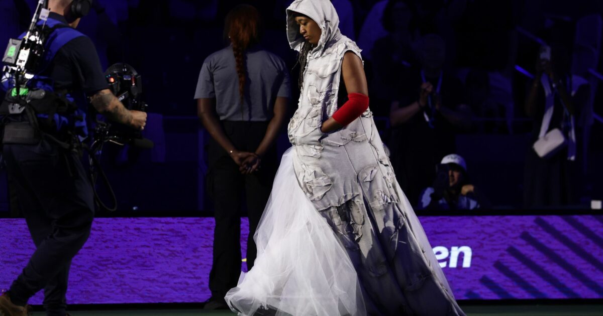 Naomi Osaka präsentiert erneut ein spektakuläres Outfit.