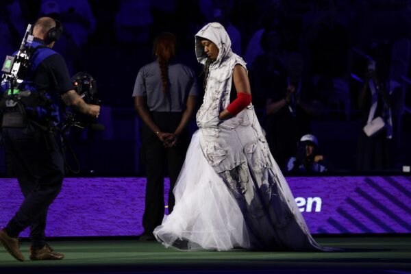 Naomi Osaka präsentiert erneut ein spektakuläres Outfit.