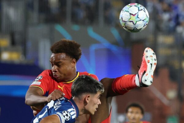 Assan Ouédraogo (l) verletzte sich gegen den Hamburger SV. (Archivbild)