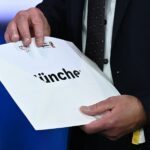 Panne bei der Verkündung: Thomas Weikert zieht den Zettel verkehrherum raus.