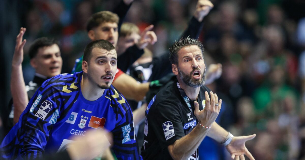 Das Team von Magdeburgs Trainer Bennet Wiegert (r) setzt sich erneut gegen die Berliner durch.