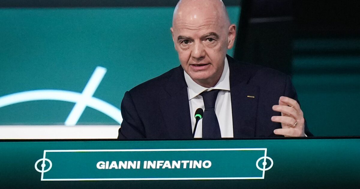 FIFA-Chef Infantino lenkt im großen Machtkampf beim Fußball-Weltverband ein.