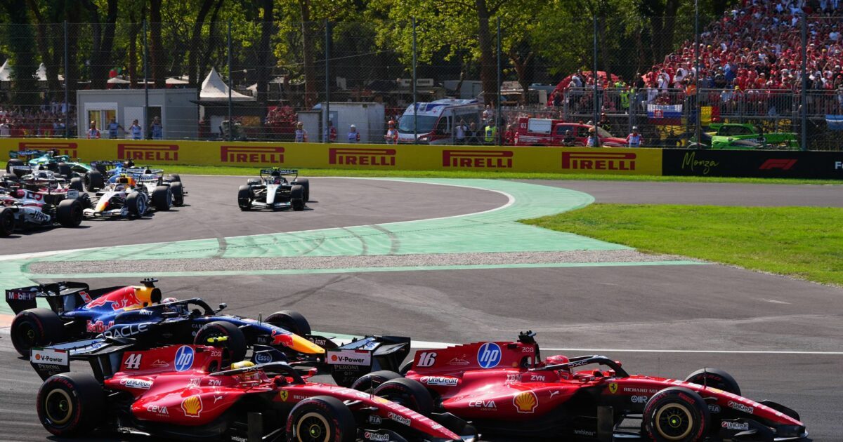 Hamilton (2.v.r) und sein Teamkollege Leclerc geraten in der ersten Schikane aneinander. (Archivbild)