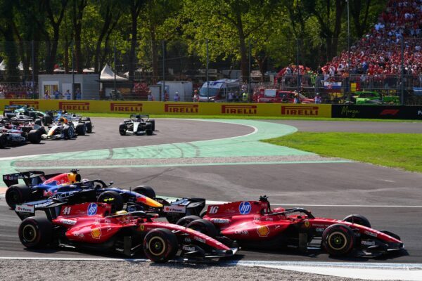 Hamilton (2.v.r) und sein Teamkollege Leclerc geraten in der ersten Schikane aneinander. (Archivbild)