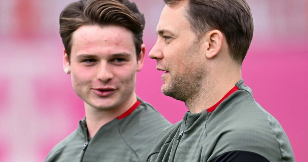 Gegenwart und Zukunft im Tor: Der 40-jährige Manuel Neuer (r) und sein Kronprinz Jonas Urbig. (Archivbild)