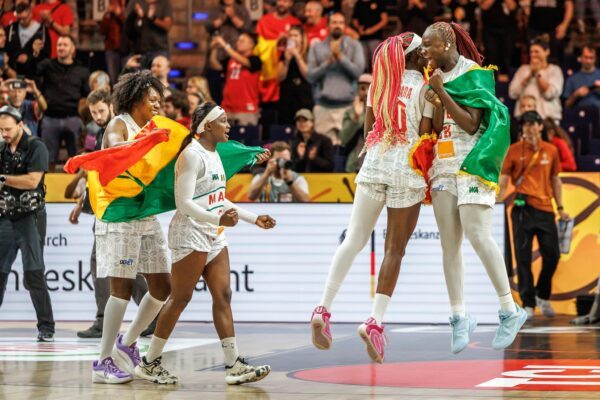 Malis Spielerinnen konnten ihren Erfolg gegen Spanien kaum fassen.