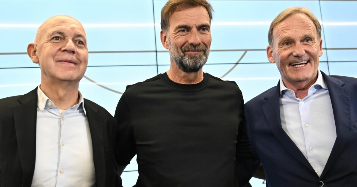 DFB-Vizepräsident Hans-Joachim Watzke (r) mit Bundestrainer Jürgen Klopp (M) DFB-Präsident Bernd Neuendorf. (Archivbild)