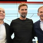 DFB-Vizepräsident Hans-Joachim Watzke (r) mit Bundestrainer Jürgen Klopp (M) DFB-Präsident Bernd Neuendorf. (Archivbild)