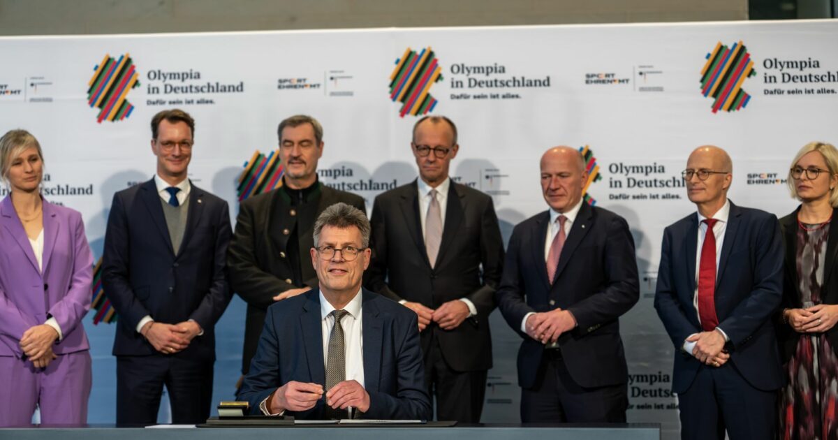 Wer übernimmt bei Olympia? Wüst (2. v. l.) und Söder (3. v. l.) sind in Position. (Archivbild)