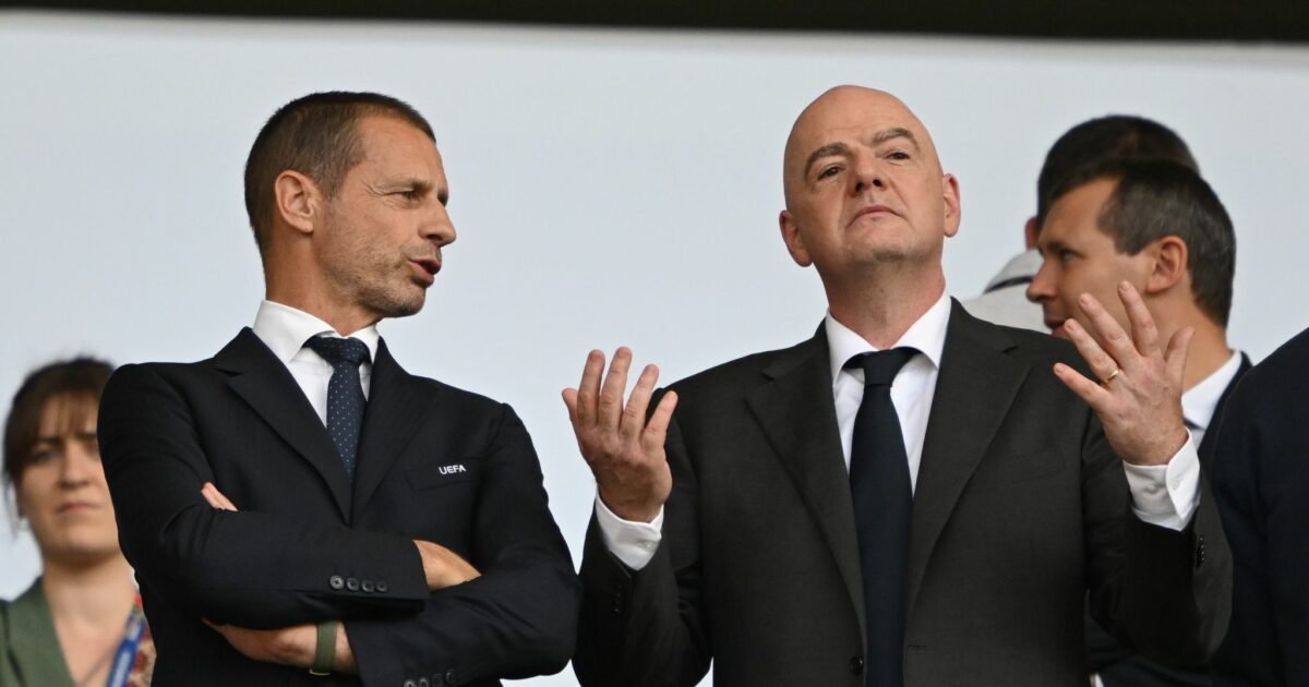 Der Machtkampf der UEFA gegen FIFA-Boss Infantino (r) geht weiter. (Archivbild)