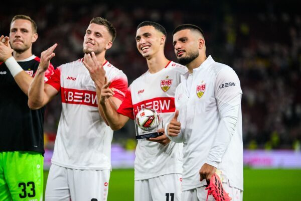 Deniz Undav (r) freut sich mit seinen Teamkollegen Bilal El Khannouss (m) und Ermedin Demirovic (l) über den Sieg des VfB.