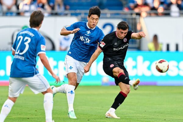 Ho-Jae Lee (Mitte) brachte Darmstadt gegen Bielefeld früh in Führung.