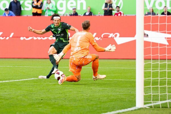Will jetzt mit Wolfsburg in die Bundesliga: Fabian Reese (l). (Archivbild)