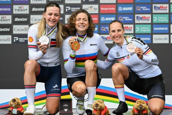 Franziska Koch (r) gewann Bronze im Zeitfahren.