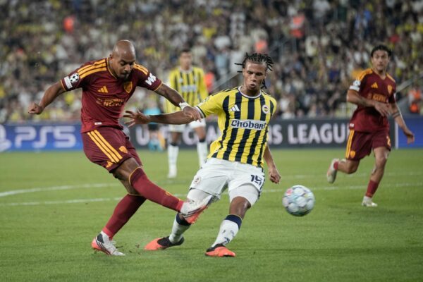 Die AS Rom um den Ex-Dortmunder Donyell Malen (links) und Fenerbahce lieferten sich ein enges Duell.