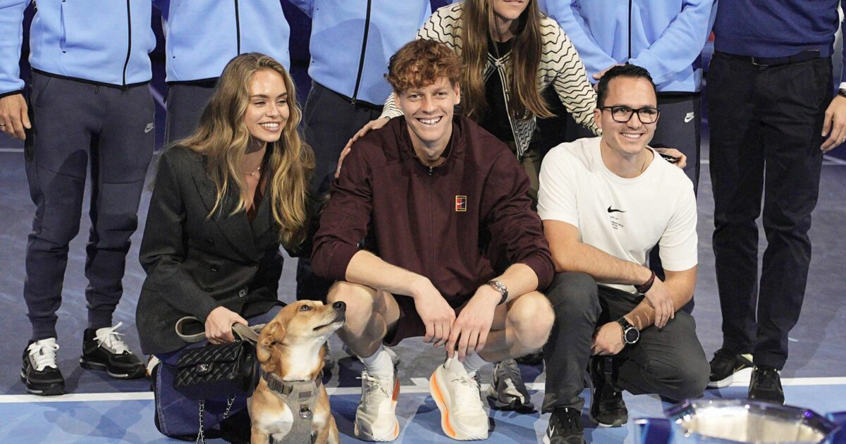 Tennisstar Jannik Sinner (Mitte) und seine Freundin Laila Hasanovic (links) zeigten sich schon im November gemeinsam nach Sinners Sieg gegen Carlos Alcaraz bei den ATP-World Tour Finals. (Archivbild)