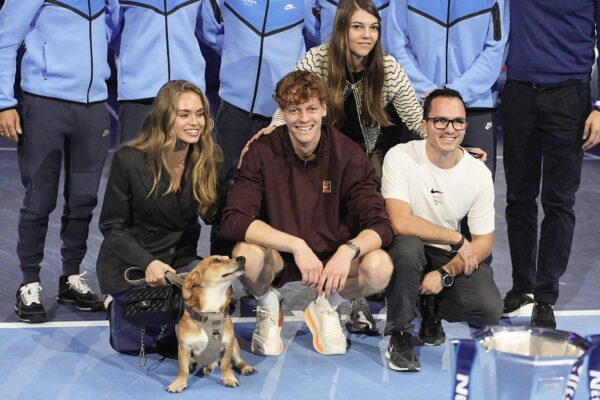 Tennisstar Jannik Sinner (Mitte) und seine Freundin Laila Hasanovic (links) zeigten sich schon im November gemeinsam nach Sinners Sieg gegen Carlos Alcaraz bei den ATP-World Tour Finals. (Archivbild)