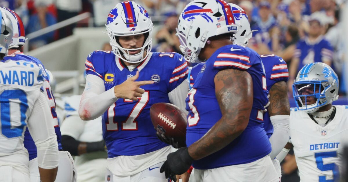Josh Allen (Mitte) führte die Bills zum ersten Heimsieg im neuen Stadion.