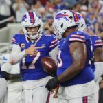 Josh Allen (Mitte) führte die Bills zum ersten Heimsieg im neuen Stadion.