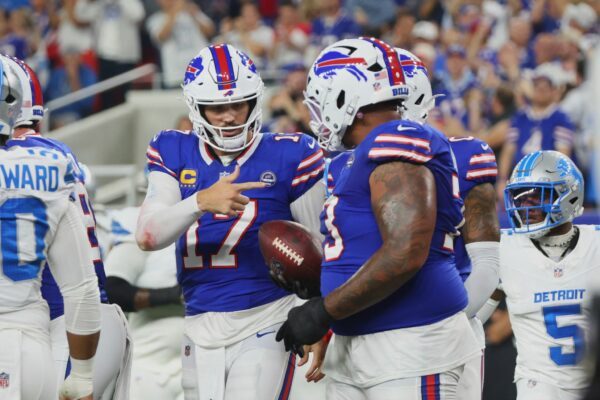 Josh Allen (Mitte) führte die Bills zum ersten Heimsieg im neuen Stadion.