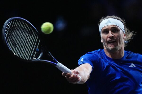 Alexander Zverev schlägt aktuell beim Laver Cup auf.