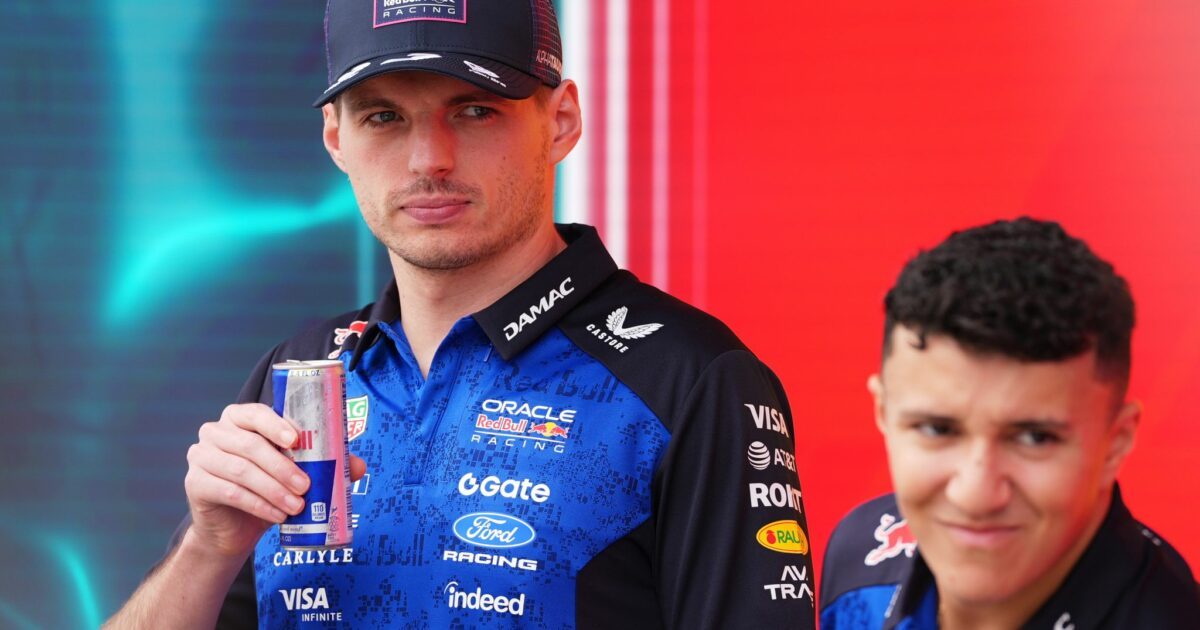 Max Verstappen (l) und Isack Hadjar fahren auch 2027 zusammen. (Archivbild)