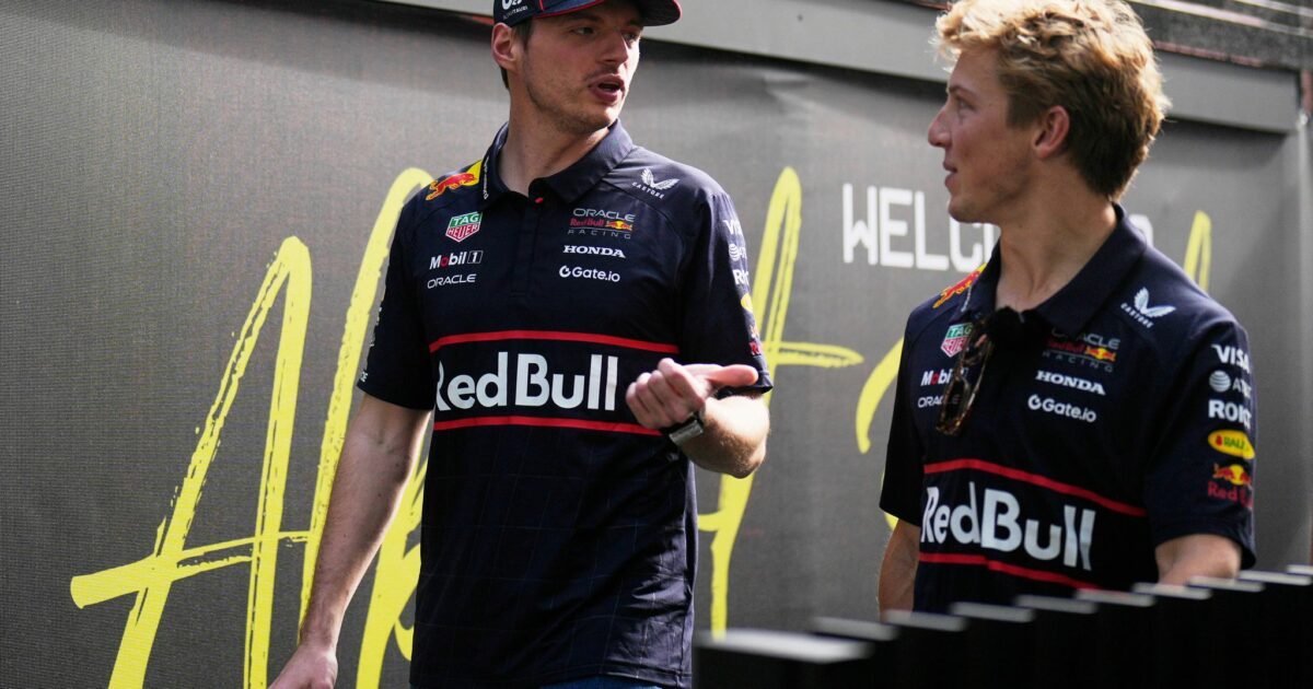 Liam Lawson (r) fährt auch in Monza mit Max Verstappen für Red Bull. (Archivbild)