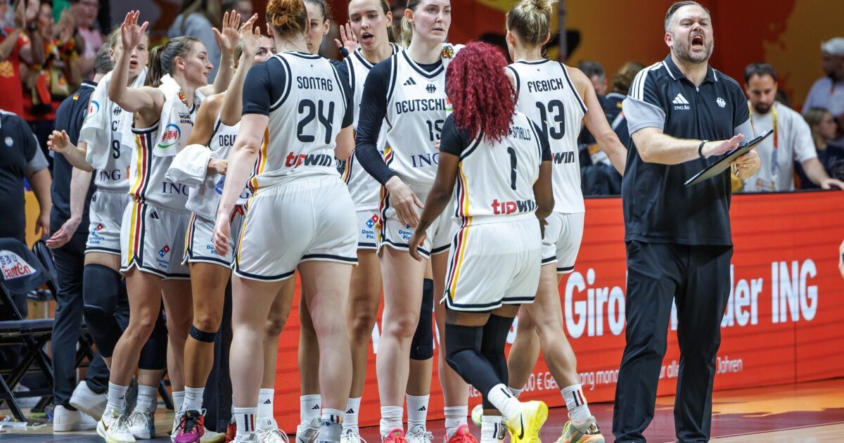 Deutschlands Basketballerinnen feiern den Einzug in die K.o.-Runde.