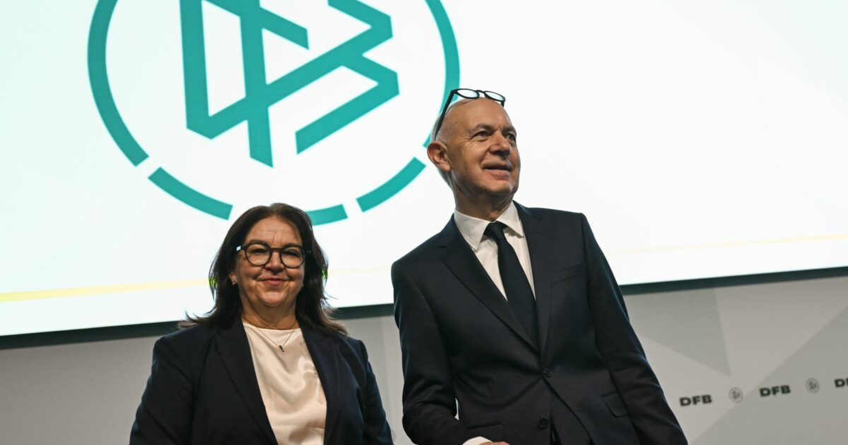 DFB-Boss Bernd Neuendorf und Vize Heike Ullrich: Die Frauen-Bundesliga geht eigene Wege. (Archivbild)