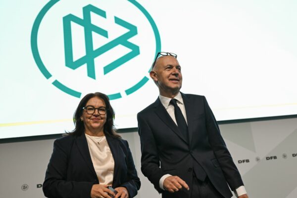 DFB-Boss Bernd Neuendorf und Vize Heike Ullrich: Die Frauen-Bundesliga geht eigene Wege. (Archivbild)