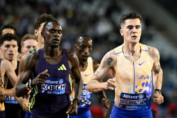 Der norwegische Lauf-Star Jakob Ingebrigtsen (r) schimpfte nach den 1.500 Metern in Brüssel über die Konkurrenz.
