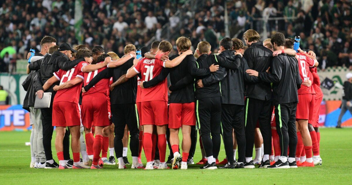 Haben viel zu besprechen: die Spieler des VfL Wolfsburg.