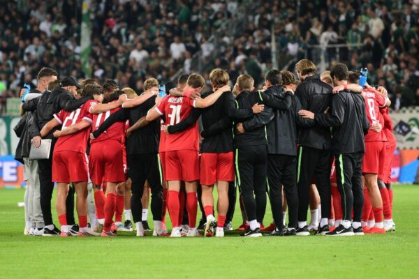 Haben viel zu besprechen: die Spieler des VfL Wolfsburg.