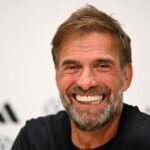 Los geht's: Bei der Pressekonferenz in der Amsterdam-Arena war Jürgen Klopp noch total locker.
