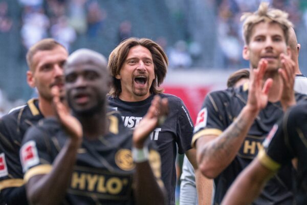 Vincent Wagner (m) darf gegen Bayern München auf der Bank sitzen. (Archivbild)