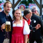 Ein Prosit auf den nächsten Tor-Rekord: Harry Kane mit Ehefrau.