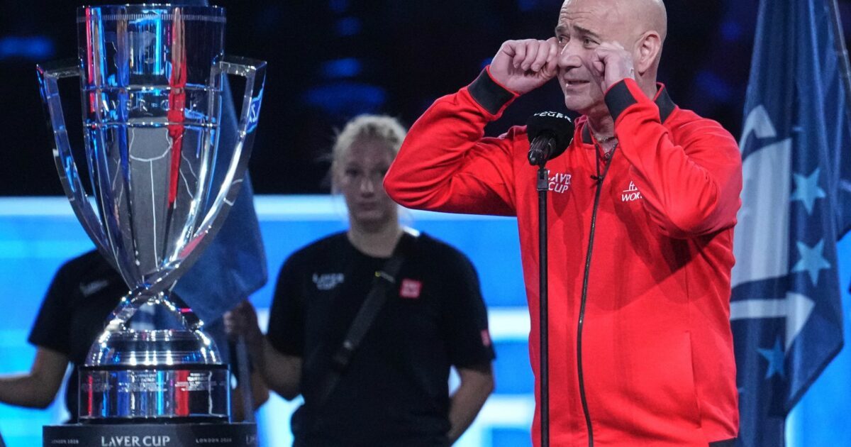 Andre Agassi nimmt Alexander Zverev auf den Arm.