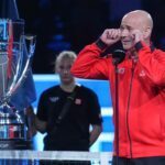 Andre Agassi nimmt Alexander Zverev auf den Arm.