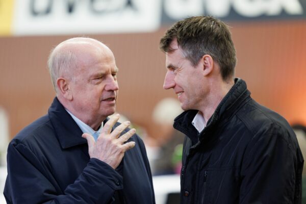 Präsident Martin Richenhagen (l) und Geschäftsführer Dennis Peiler (r) haben beim Reitverband Pferdesport Deutschland Probleme mit Sponsoren.