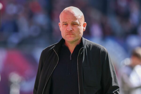 Sportchef Rouven Schröder muss nun einen neuen Trainer finden. (Archivbild)