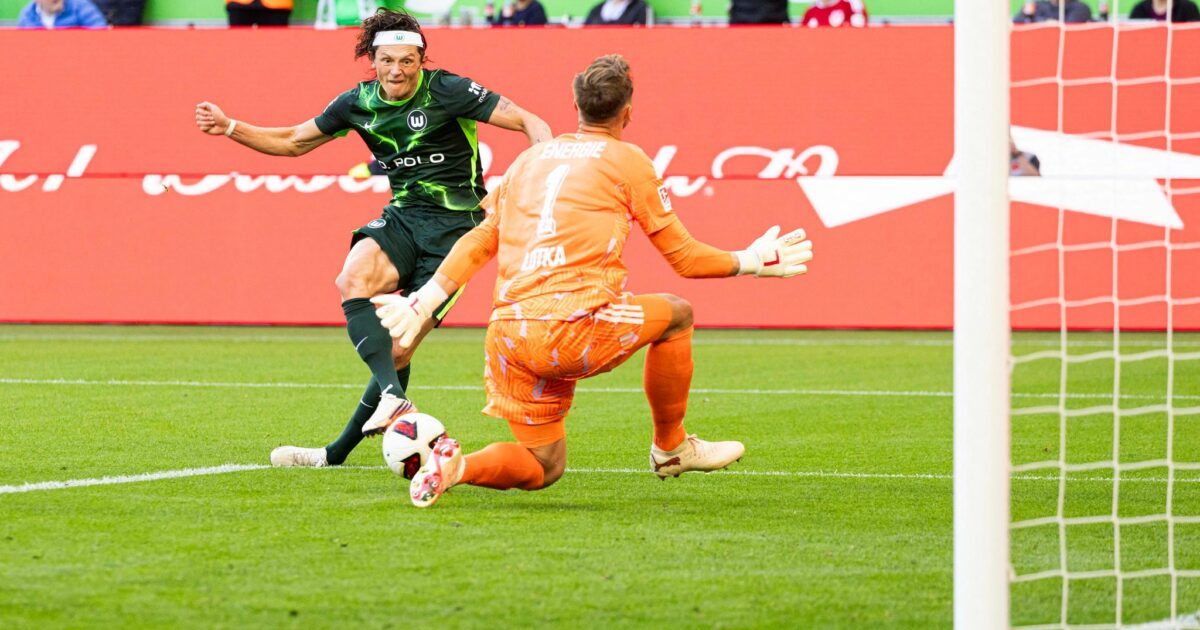 Reizfigur: Fabian Reese (l) vom VfL Wolfsburg wurde auch beim Spiel gegen Energie Cottbus von gegnerischen Fans ausgepfiffen.