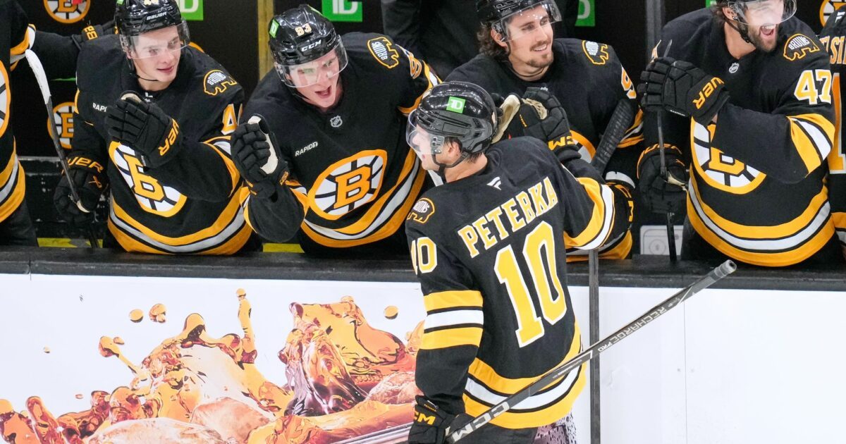 Peterka traf bei seinem Debüt für Boston zum 2:0.